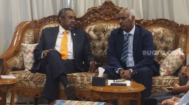 Duta Besar Republik Sudan untuk Indonesia H.E. Dr. Yassir Mohamed Ali (kiri) menyampaikan keterangan terkait perkembangan situasi politik dan keamanan terkini di Sudan di Kediaman Duta Besar Sudan, Jakarta, Rabu (3/5/2023). [Suara.com/Alfian Winanto]