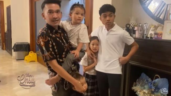 Potret Keluarga Ruben Onsu Sambut WayV di Rumah (YouTube/ The Onsu Family)