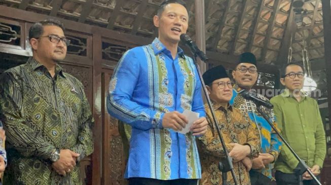 Democrat Ketum Agus Harimurti Yudhoyono (AHY) gave a press statement after meeting the Ketum PKB Muhaimin Iskandar alias Cak Imin at Puri Cikeas, Bogor, Wednesday (3/5/2023) evening.  (Suara.com/Bagaskara)