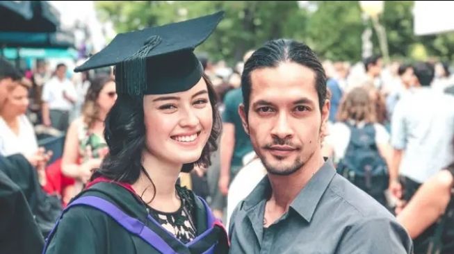 Artis Kenakan Toga Kampus Luar Negeri (Instagram/@kimberlyryder)