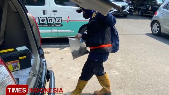 Sisir Malang Plaza, Tim Labfor Polda Jatim Bawa Dua Kantong Berisi Kabel dan Arang Abu