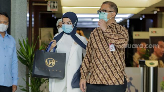 Istri Brigjen Endar Priantoro, Natasha Synne berjalan keluar dari Gedung Merah Putih KPK, Jakarta, Kamis (4/5/2023). [Suara.com/Alfian Winanto]