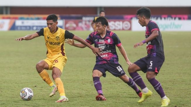 Pesepak bola Persikabo 1973 Ryan Kurnia (kiri) mencoba melewati pesepak bola Rans Nusantara FC Mitsuru Maruoka (kanan) saat pertandingan Liga 1 di Stadion Maguwoharjo, Sleman, DI Yogyakarta, Jumat (9/12/2022). Pertandingan tersebut berakhir imbang dengan skor 1-1. ANTARA FOTO/Hendra Nurdiyansyah/hp.