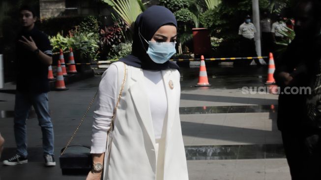 Istri Brigjen Endar Priantoro, Natasha Synne berjalan keluar dari Gedung Merah Putih KPK, Jakarta, Kamis (4/5/2023). [Suara.com/Alfian Winanto]