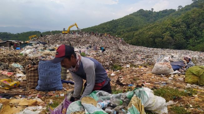 Cerita Pemulung Sampah di TPA Sarimukti Bandung, Kebal Bau Busuk hingga Temukan Emas Putih
