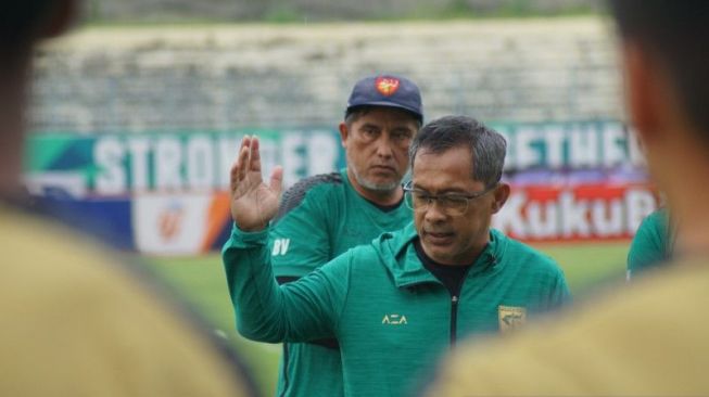 Pelatih Persebaya Aji Santoso memberi arahan pemainnya sebelum melaksanakan latihan di Stadion Gelora Joko Samudro, Gresik, beberapa waktu lalu. (ANTARA/Naufal Ammar Imaduddin)