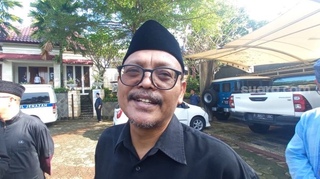 Wakil Ketua Dewan Pimpinan Daerah (DPD) Gerindra DKI Jakarta Syarif saat bertakziyah di rumah duka mendiang M Taufik di Wisma Garuda, Pondok Ranggon, Jakarta Timur, Kamis (4/5/2023). (Suara.com/Fakhri)