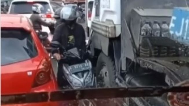 Pengendara Motor Nekat Lawan Arus di Surabaya, Nyaris Digeprek Truk Tronton