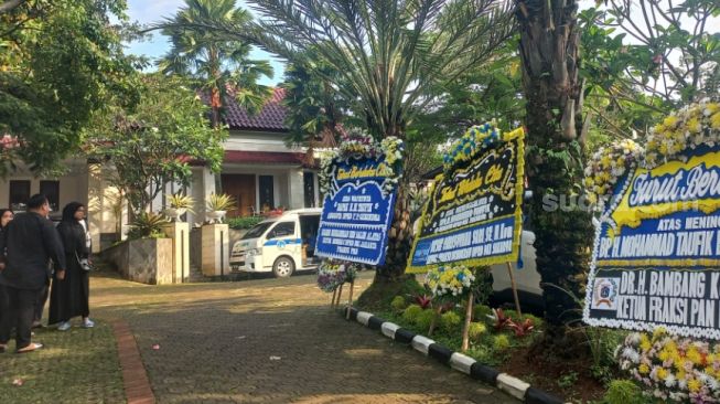 Karangan bunga memenuhi rumah duka almarhum eks Wakil Ketua DPRD DKI Jakarta M Taufik, Kamis (4/5/2023). (Suara.com/Fakhri)