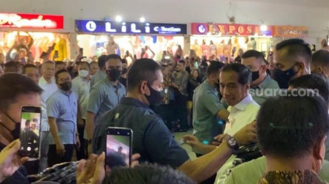 Jokowi Bagi-bagi Kaos Saat Tinjau Pasar Tanah Abang, Warga: Presiden Terbaik!