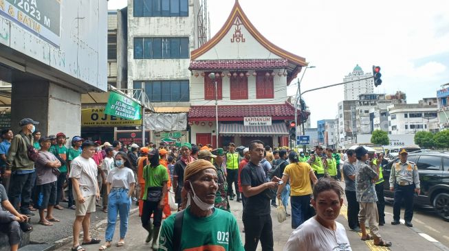 Padati Area Blok A Pasar Tanah Abang Jelang Kedatangan Jokowi, Warga: Mau Salaman Langsung