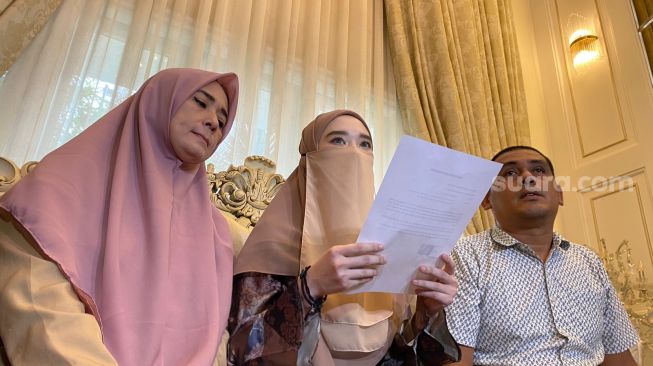 Inara Rusli (tengah) menggelar konferensi pers soal masalah pernikahannya dengan Virgoun, Jakarta, Kamis (4/5/2023) [Pahami.id/Tiara Rosana]