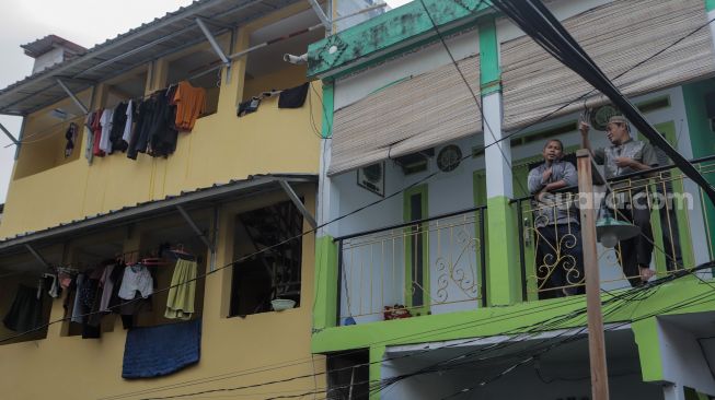 Warga beraktivitas di pemukiman padat penduduk di kawasan Kebon Melati, Tanah Abang, Jakarta Pusat, Kamis (4/5/2023). [Suara.com/Alfian Winanto]