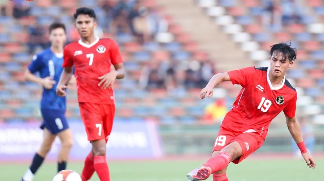 Indonesian national team defender U-22, Alfeandra Dewangga (right) fired a pass in the match against the Philippines U-22 on matchday Group A SEA Games 2023 at the Olympic Stadium, Phnom Penh, Saturday (29/4/2023). [PSSI]