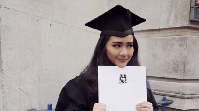 Artis Kenakan Toga Kampus Luar Negeri (Instagram/@gitagut)