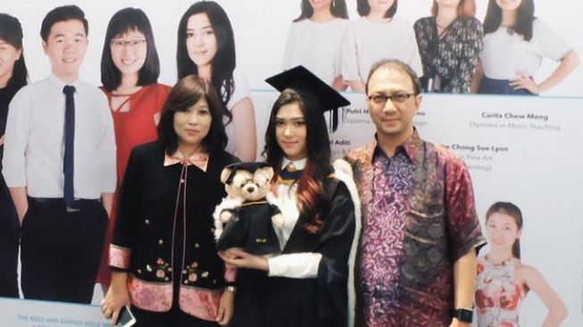 Artis Kenakan Toga Kampus Luar Negeri (Instagram/@isyanasarasvati)