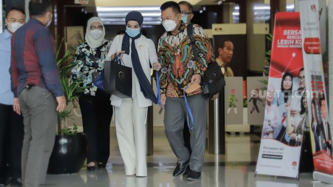 Mantan Direktur Penyelidikan KPK Brigjen Endar Priantoro (kedua kiri) bersama istrinya Natasha Synne berjalan keluar dari Gedung Merah Putih KPK, Jakarta, Kamis (4/5/2023). [Suara.com/Alfian Winanto]