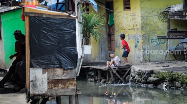 Warga beraktivitas di pemukiman padat penduduk di kawasan Kebon Melati, Tanah Abang, Jakarta Pusat, Kamis (4/5/2023). [Suara.com/Alfian Winanto]