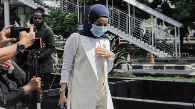 Istri Brigjen Endar Priantoro, Natasha Synne berjalan keluar dari Gedung Merah Putih KPK, Jakarta, Kamis (4/5/2023). [Suara.com/Alfian Winanto]