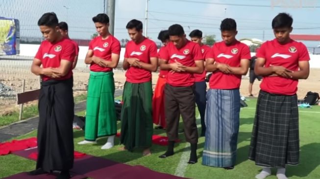 Subhanallah! Timnas Indonesia Sholat Berjamaah di Pinggir Lapangan Jelang Pertandingan Lawan Myanmar