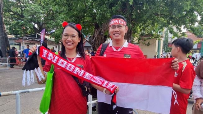 Kisah Seru Suami Istri ke Kamboja Demi Kasih Semangat ke Timnas Indonesia