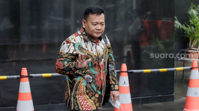 Mantan Direktur Penyelidikan KPK Brigjen Endar Priantoro berjalan keluar dari Gedung Merah Putih KPK, Jakarta, Kamis (4/5/2023). [Suara.com/Alfian Winanto]