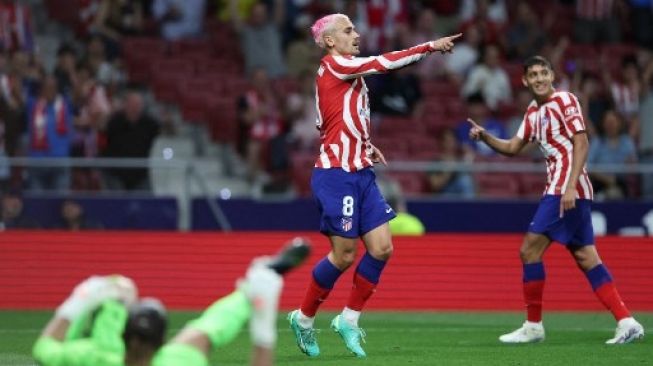 Penyerang Atletico Madrid Antoine Griezmann merayakan gol kedua timnya saat pertandingan sepak bola liga Spanyol antara Club Atletico de Madrid dan Cadiz CF di stadion Wanda Metropolitano di Madrid pada 3 Mei 2023. Pierre-Philippe MARCOU / AFP