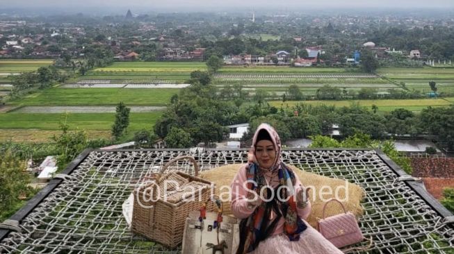 Kadinkes Lampung Reihana Piknik Sampai Bawa Dua Tas Mewah Harga Miliaran: Kok Bisa Hartanya di LHKPN Cuma Rp2 M?