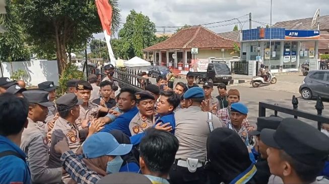 Kantor Bupati Pandeglang Disegel Pemgunjukrasa