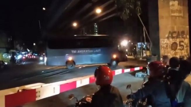 Dua bus TNI AL menabrak perlintasan kereta api yang viral di media sosial.  (tangkapan layar/ist)