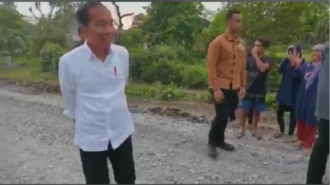 Presiden Joko Widodo atau Jokowi saat mengecek kondisi Jalan Seputih Raman, Lampung Tengah, Jumat (5/5/2023). (Tangkap Layar)