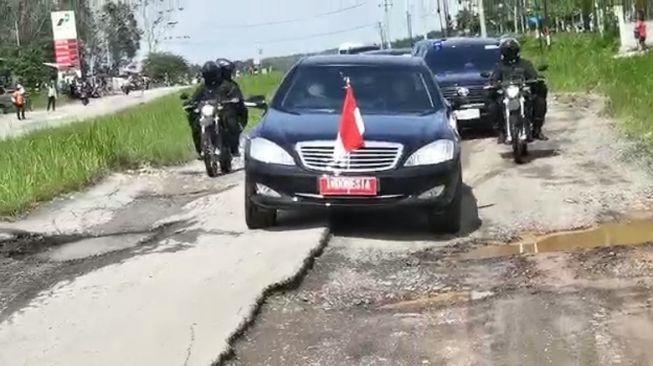 Harus Pelan-pelan! Ini Momen Jokowi Jajal Jalan Rusak di Lampung Pakai Mobil Presiden