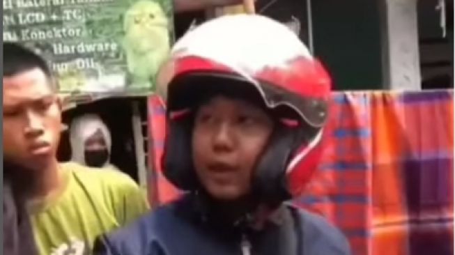 Ngeri! Pria Berjaket Ojol Berkeliaran Incar Cewek, Korban Dibuntuti hingga Nyaris Masuk ke Rumah