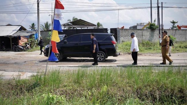 Menteri BUMN Erick Thohir dan Menteri PUPR Basuki Hadimujono saat mengecek jalan di Lampung pada Jumat (5/5/2023). [Akun Twitter @erickthohir]