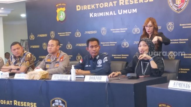 Dokter Forensik RS Polri saat menjelaskan penyebab pelaku penembakan kantor MUI pusat tewas. (Suara.com/M Yasir)