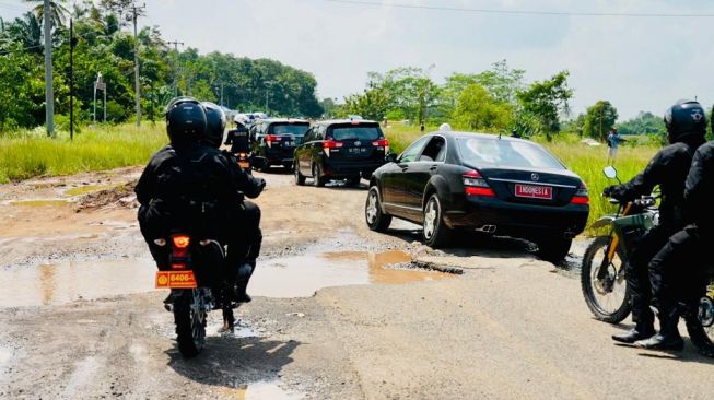 Presiden Joko Widodo atau Jokowi akhirnya mencoba jalan rusak di Jalan Terusan Ryacudu Lampung, Jumat (5/5/2023). (Laily Rachev - Biro Pers Sekretariat Presiden)