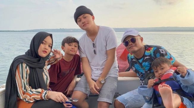 Artis Pria Dapat Hak Asuh Anak (Instagram/@putridelinaa)