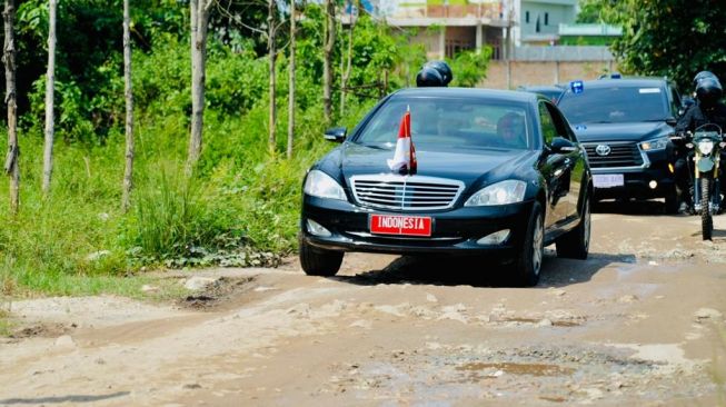 Video Jokowi Naik Mobil RI 1 Berkutat Lewat Jalan Rusak di Lampung, Warganet Bersorak: Gubernur Kena Prank