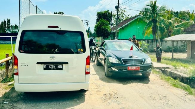 Presiden Joko Widodo atau Jokowi beserta rombongan melintasi Jalan Terusan Ryacudu, Kabupaten Lampung Selatan, Jumat (5/5/2023). [Foto: Laily Rachev - Biro Pers Sekretariat Presiden]