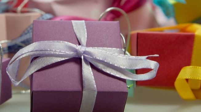 6 Hadiah Ulang Tahun untuk Suami Cuek agar Romantis, Istri Wajib Tahu!
