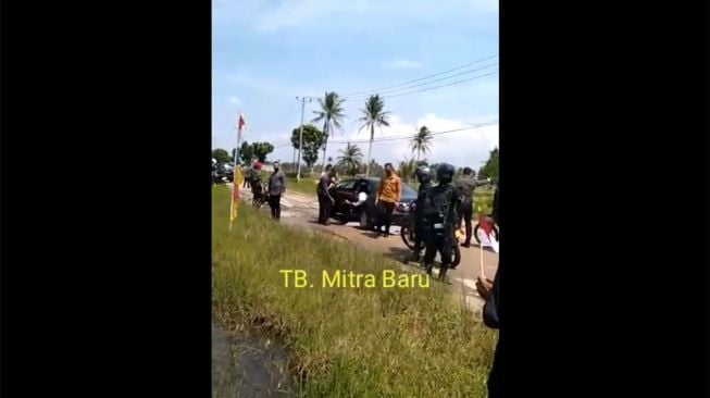 Momen Mobil RI 1 Nyangkut Lewati Jalan Rusak di Lampung, Presiden Jokowi Sampai Buka Pintu