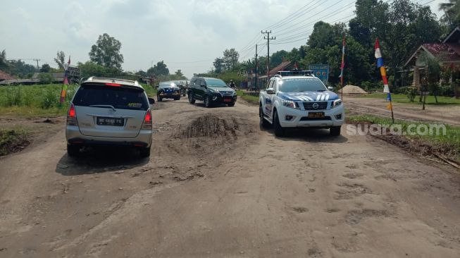 Kondisi jalan rusak di Kecamatan Seputih Banyak, Lampung Tengah, yang akan ditinjau Presiden Jokowi, Jumat (5/5/2023). [Suaralampung.id/Agus Susanto]