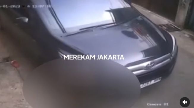 Terekam CCTV saat Dilindas Mobil, Bocah Laki-laki Tewas saat Bermain di Jalanan!