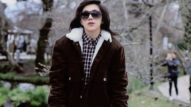 Tak Lagi Tampil Tomboi Usai Umumkan Nyaleg, Potret Terbaru Dera Idol Berhijab Bikin Pangling