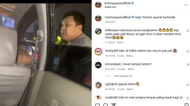 Seorang lelaki dengan menenteng senjata api melakukan pengancaman dan penganiayaan terhadap seorang sopir taksi online. Lelaki yang belum diketahui identitasnya itu tak terima kendarannya diserobot di jalan tol. [Instagram]