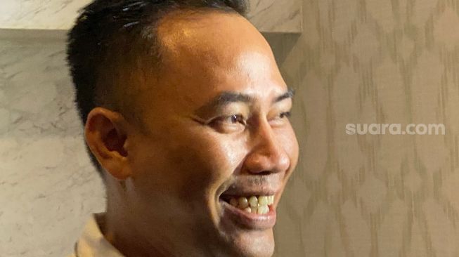 Rully, pacar Dewi Perssik ditemui di Kuningan, Jakarta Selatan pada Kamis (4/5/2023) [Suara.com/Tiara Rosana].