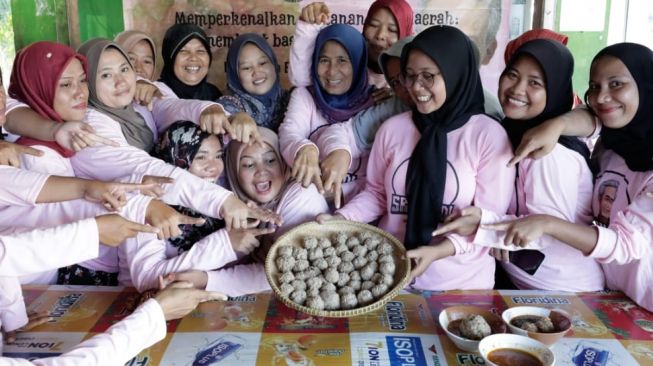 Tingkatkan Potensi UMKM, Warga di Desa Cikiruhwetan Diajak Belajar Mengolah Bakso Ikan