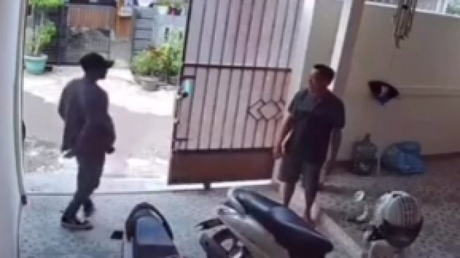 Viral Pria Misterius Buntuti Cewek sampai Rumah, Endingnya Cium Tangan Gegara Diduga Panik