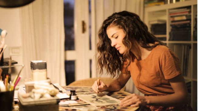 4 Tips agar Hobi Kamu Bisa Tersalurkan dengan Baik di Rumah, Yuk Coba!