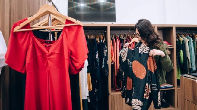 Bingung Cara 'Styling' Biar Gak Gitu-gitu Aja? Ini 9 Aturan Main Buat Pemula